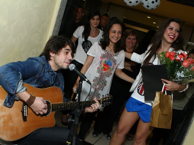Guga Sabatiê canta em festa da ex-BBB Andressa (Foto: Raphael Mesquita/ Foto Rio News)