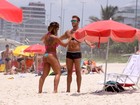 Jaque Khury e o namorado vão à praia no Rio