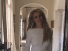 Britney Spears desfila com vestidos curtinhos 