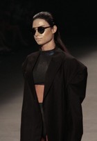 Thaila Ayala mostra unha misteriosa no backstage do Fashion Rio