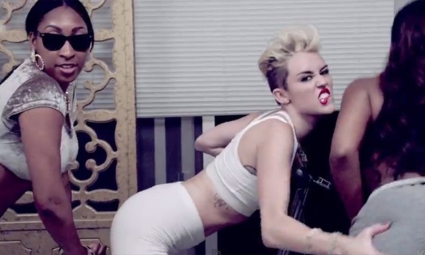 Miley Cyrus sensualiza em novo clipe (Foto: Youtube / Reprodução)