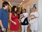 Natália Guimarães e Leandro saem da maternidade com as gêmeas