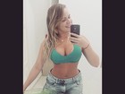 Ex-BBB Paulinha posa para selfie de top decotado e barriga de fora