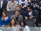 Sem Mila Kunis, Ashton Kutcher assiste a jogo de hóquei ao lado de loira