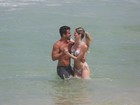 Júlio Rocha beija muito a namorada em dia de praia
