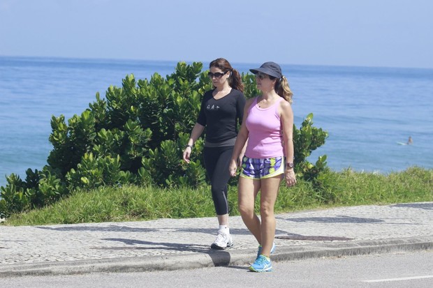 Giovanna Antonelli caminhando na orla da Barra da Tijuca (Foto: Dilson Silva  / Agnews)