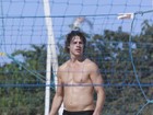 José Loreto aproveita dia de sol jogando futevôlei em praia carioca