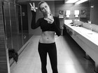 Fiorella Mattheis exibe barriga seca em selfie no banheiro