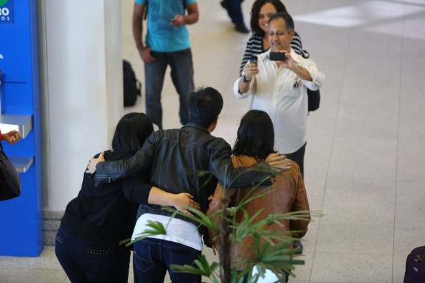 Mateus Solano é tietado no aeroporto (Foto: Marcello Sá Barretto/AgNews)
