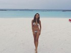 Mariana Rios posa de biquíni em praia paradisíaca