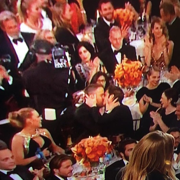 Ryan Reynolds e Andrew Garfield se beijam no Globo de Ouro (Foto: Twitter / Reprodução)
