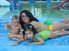 Claudia Pires, a Miss Bumbum vovó,  posa com os netos: 'São minha vida'