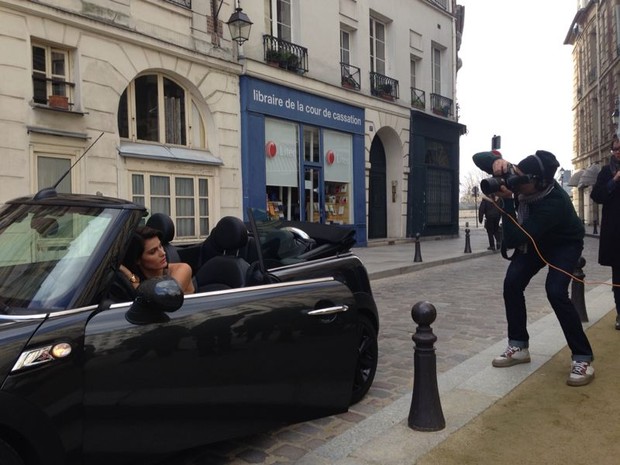 Isabelli Fontana posa para campanha de sua linha de relógios, em Paris (Foto: Divulgação)