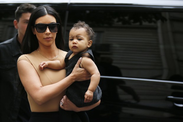 Kim Kardashian com a filha, North West (Foto: Agência Reuters)