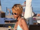 Rihanna bebe drinques em ida à praia na Polônia
