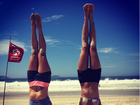 Mel Fronckowiak, namorada de Rodrigo Santoro, faz ioga na praia