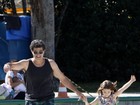 Eduardo Moscovis anda de patins com a filha na Lagoa, no Rio