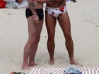 Marc Jacobs e o namorado, Harry Louis, vão à praia no Rio