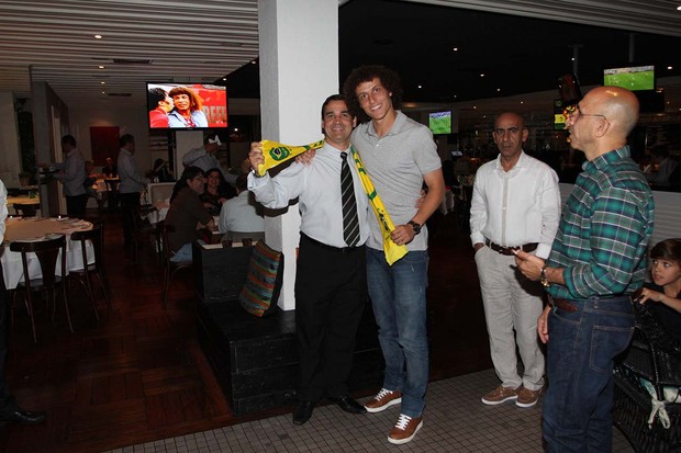 David Luiz vai a restaurante em São Paulo (Foto: Orlando Oliveira/ AGnews)
