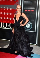 Rita Ora aposta em saia feita de plumas preta com fenda até a coxa