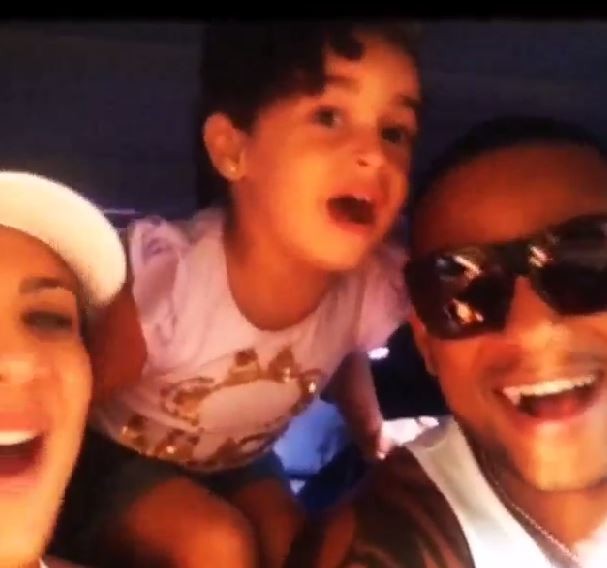 Scheila Carvalho e família cantando no carro (Foto: Instagram / Reprodução)