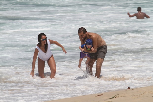 Ricardo Pereira com a mulher e a filha na praia do Leblon (Foto: Wallace Barbosa / AgNews)
