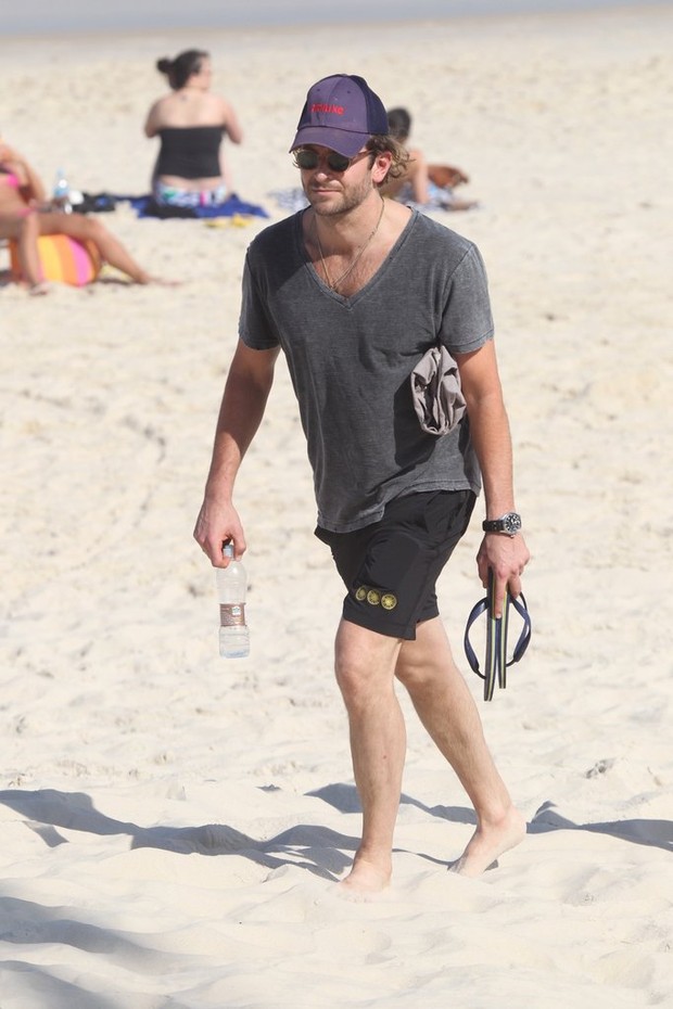 Bradley Cooper na praia de Ipanema (Foto: AgNews)
