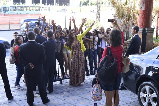 Ex-BBB Kamilla com fãs na porta do hotel (Foto: André Muzell / AgNews)