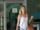 Letícia Birkheuer desembarca em São Paulo de shortinho