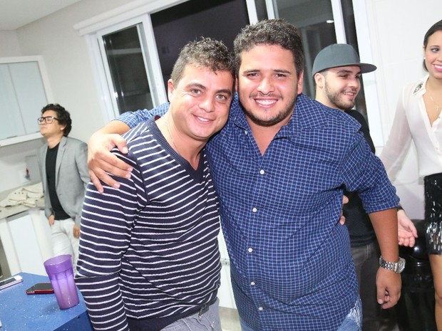 Ex-BBB Dhomini e o produtor Raphael Eduardo em Goiânia (Foto: Fred Pontes/ Divulgação)