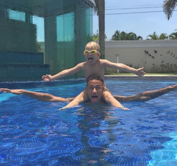 Neymar na piscina com o filho (Foto: Instagram / Reprodução)