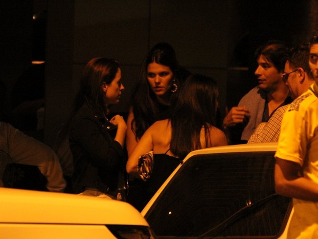 Daniella Sarahyba com amigos na Zona Sul do Rio (Foto: Rodrigo dos Anjos/ Ag. News)