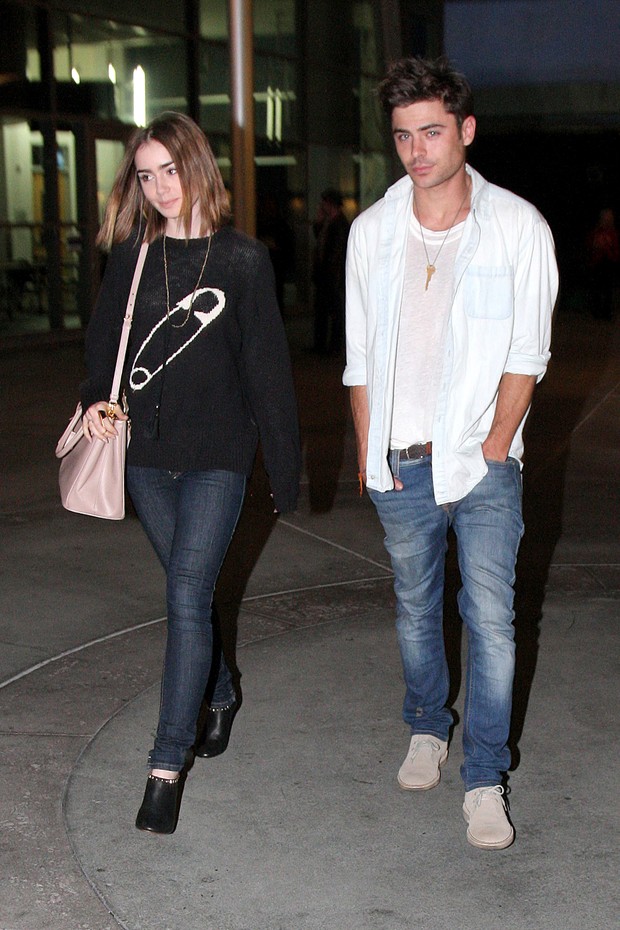 Zac Efron e a atriz Lily Collins deixam cinema em Los Angeles, nos Estados Unidos (Foto: AKM-GSI Brasil/ Splash News)