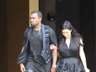 Vestido marca seios de Kim Kardashian em passeio com Kanye