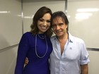 Solange Almeida tira fotos com Roberto Carlos em camarim de show