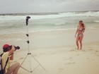 Andressa Suita posa de biquíni na praia