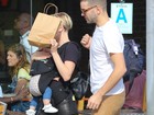 Scarlett Johansson tenta esconder rosto da filha em tarde de compras