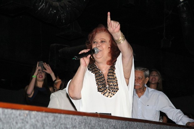Beth Carvalho canta com Zeca Pagodinho da plateia (Foto: Adna Barbosa/Fotorionews Entrada 	x)