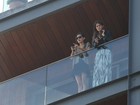 Nikki Reed e Phoebe Tonkin conversam na sacada de hotel no Rio