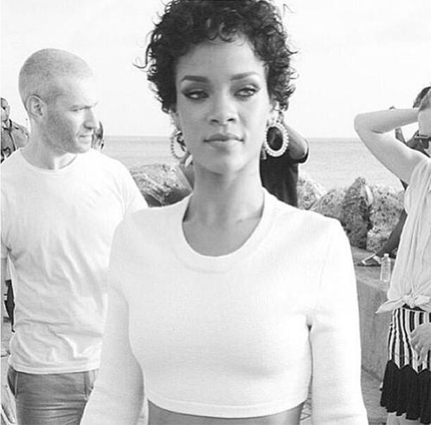 Rihanna na revista Glamour (Foto: Instagram/Reprodução)