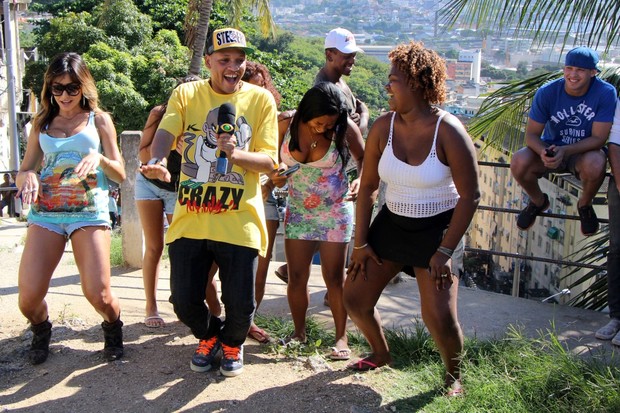 Sabrina Sato dança até o chão com MC Tarapi e pessoas da comunidade do Morro da Providência (Foto: Jessica Leone/R&B/Divulgação)