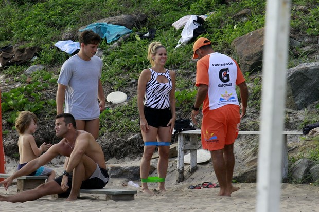 Danielle Winits faz exerciíios com seu namorado na praia da Barra da Tijuca, RJ (Foto: Dilson Silva / Agnews)