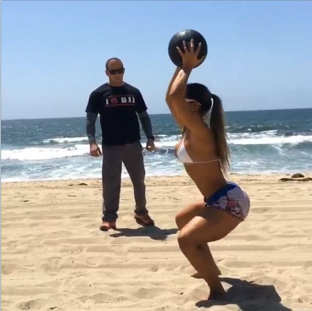 Mayra Cardi treina na praia (Foto: Reprodução_Instagram)