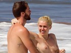De topless, Miley Cyrus curte praia com Patrick Schwarzenegger