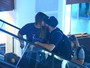Preta Gil troca beijos com marido em aeroporto do Rio