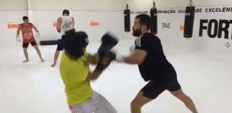 Malvino Salvador fazendo aula de boxe (Foto: Instagram / Reprodução)