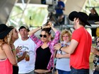 Mila Kunis exibe barriguinha de grávida em festival nos EUA