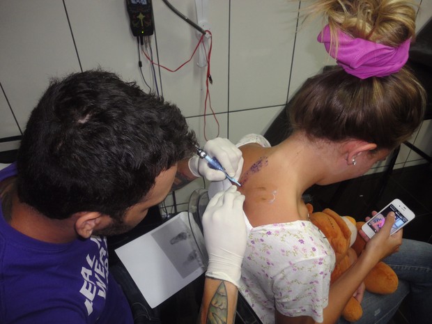 Debby Lagranha faz tatuagem em homenagem à filha (Foto: Carol Duarte/Divulgação)