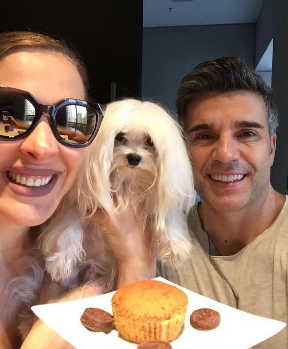 Claudia Raia e Jarbas Homem de Melo comemoram aniversário do cachorro do casal (Foto: Reprodução/Instagram)