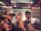 Estilosos! Neymar posa no elevador com Daniel Alves e Alex Song